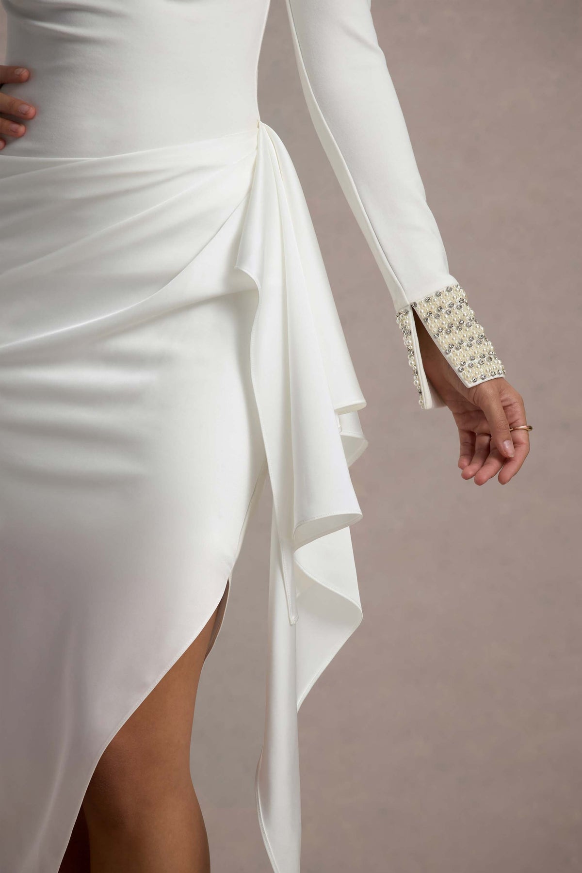 Luanna | فستان ميدي تحت الركبة بأكمام طويلة من قماش الساتان باللون الإيركو (البيج الترابي) مع تنورة درابيه منسدلة