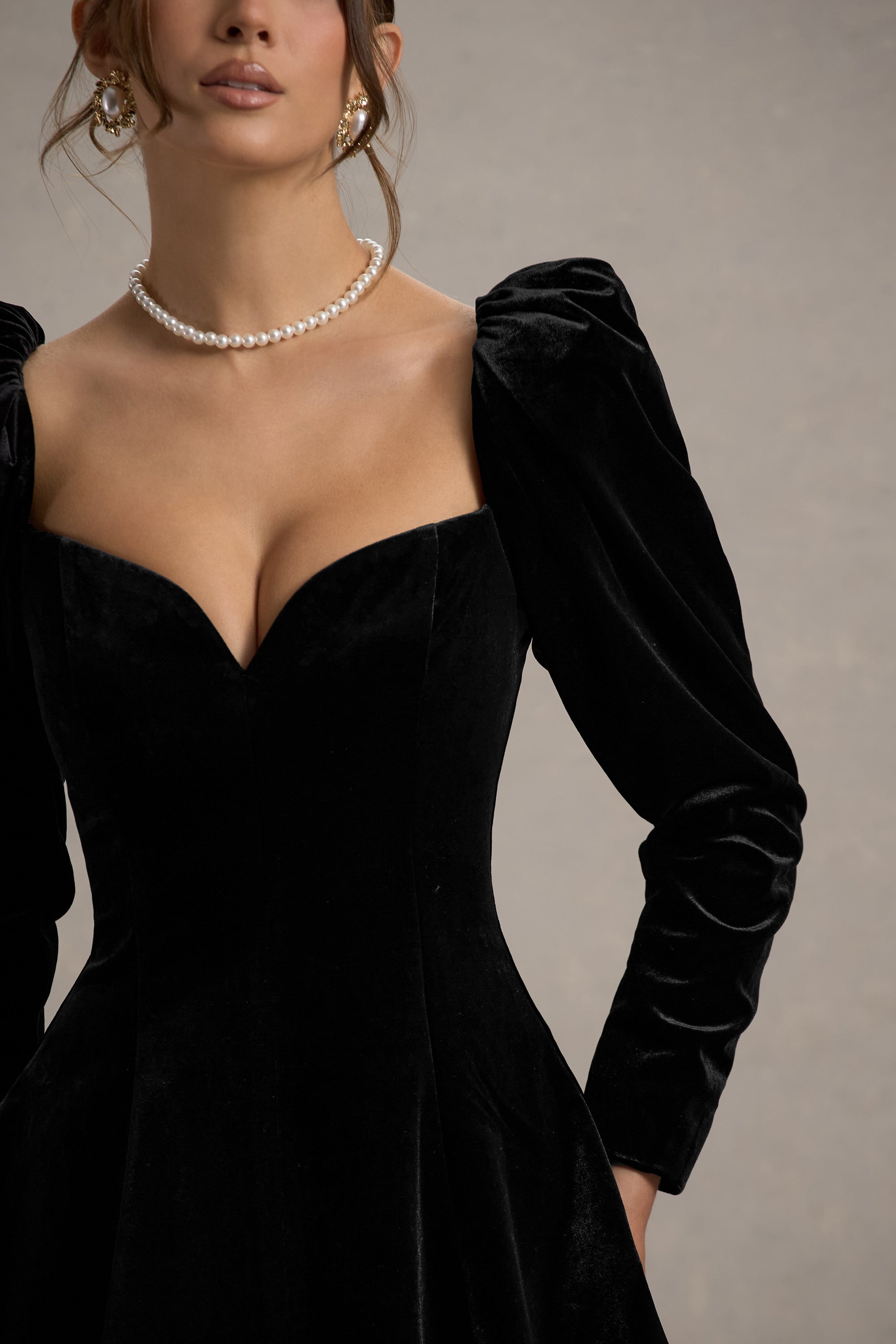 Shirley | Black Velvet Sweetheart Puff-Sleeve Mini Dress – Club L London