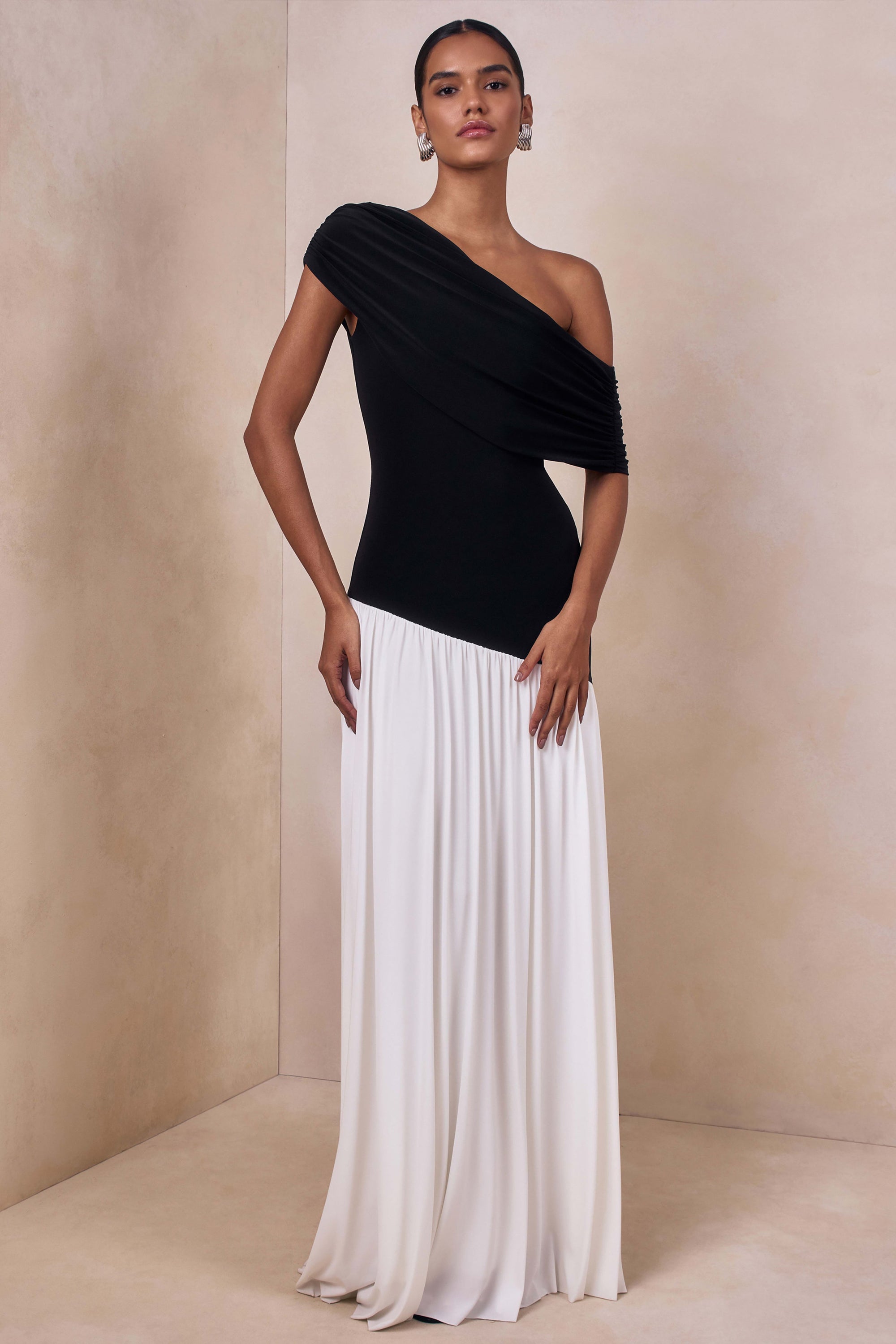 CL13759100206_ECM_HR_CL137591002---Doroyta-_-Black-And-White-Asymmetric-Neck-Maxi-Dress1