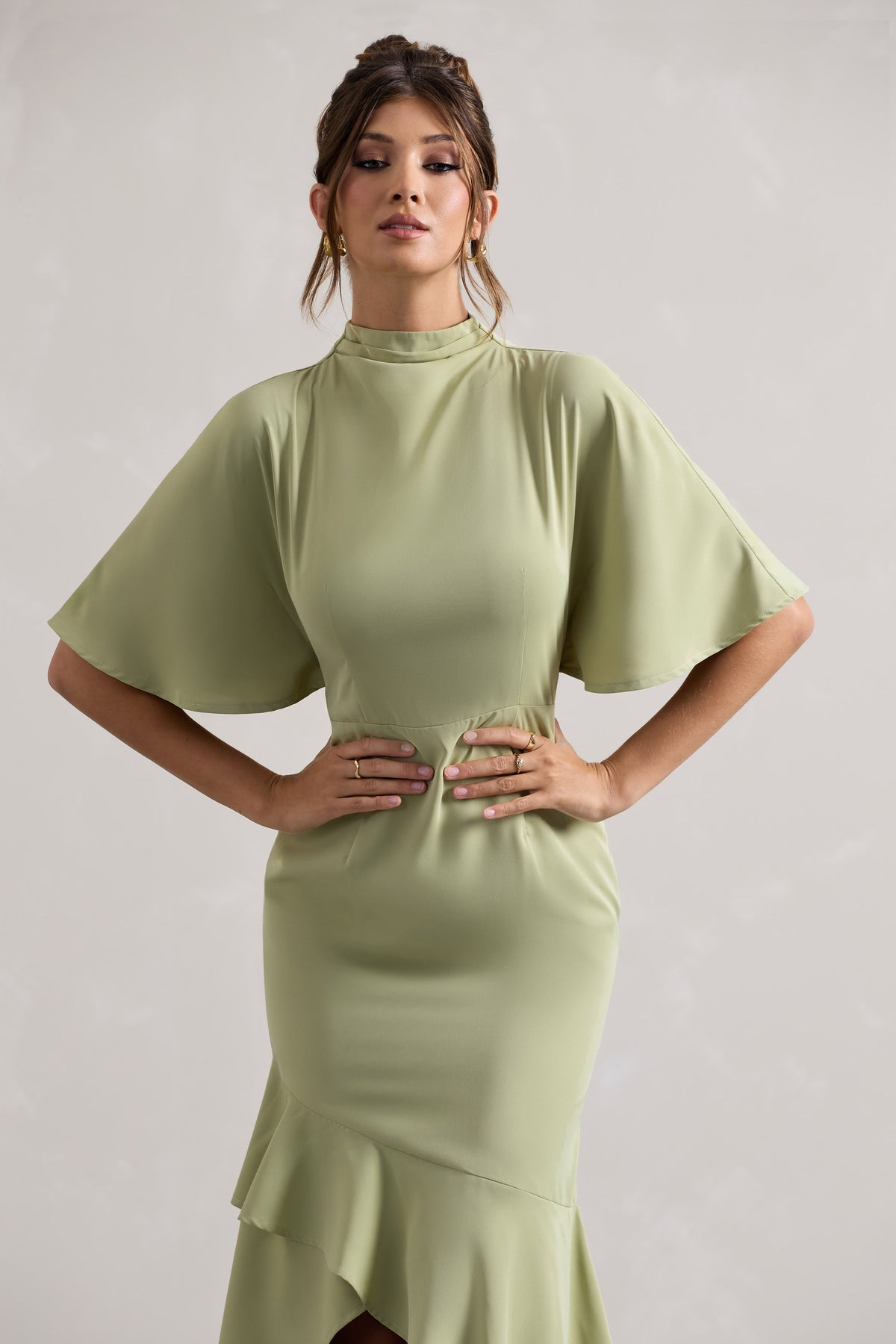 Lavinia | فستان طويل غير متماثل بياقة عالية وأكمام واسعة