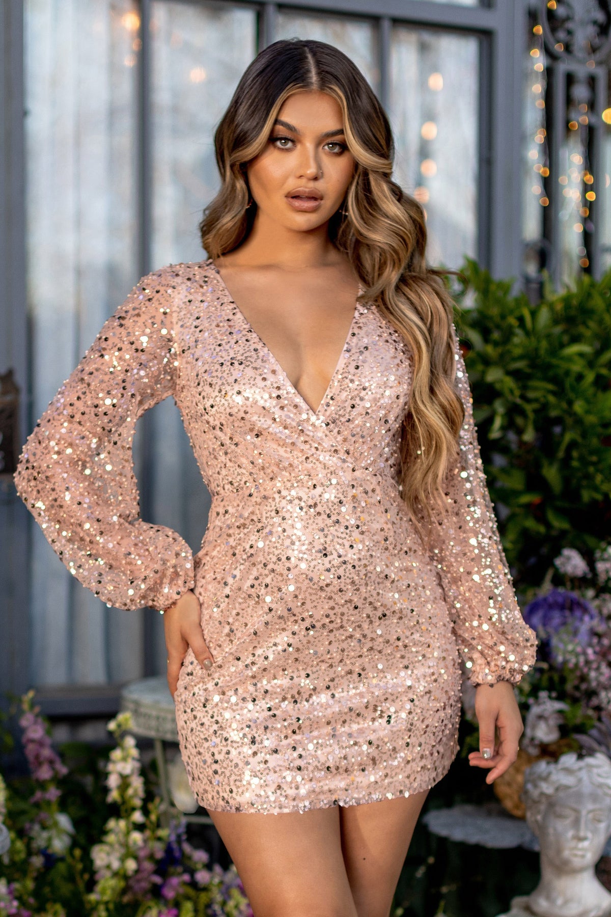 Bling | فستان قصير ملفوف من الأمام من الترتر بأكمام واسعة منتفخة، روز جولد