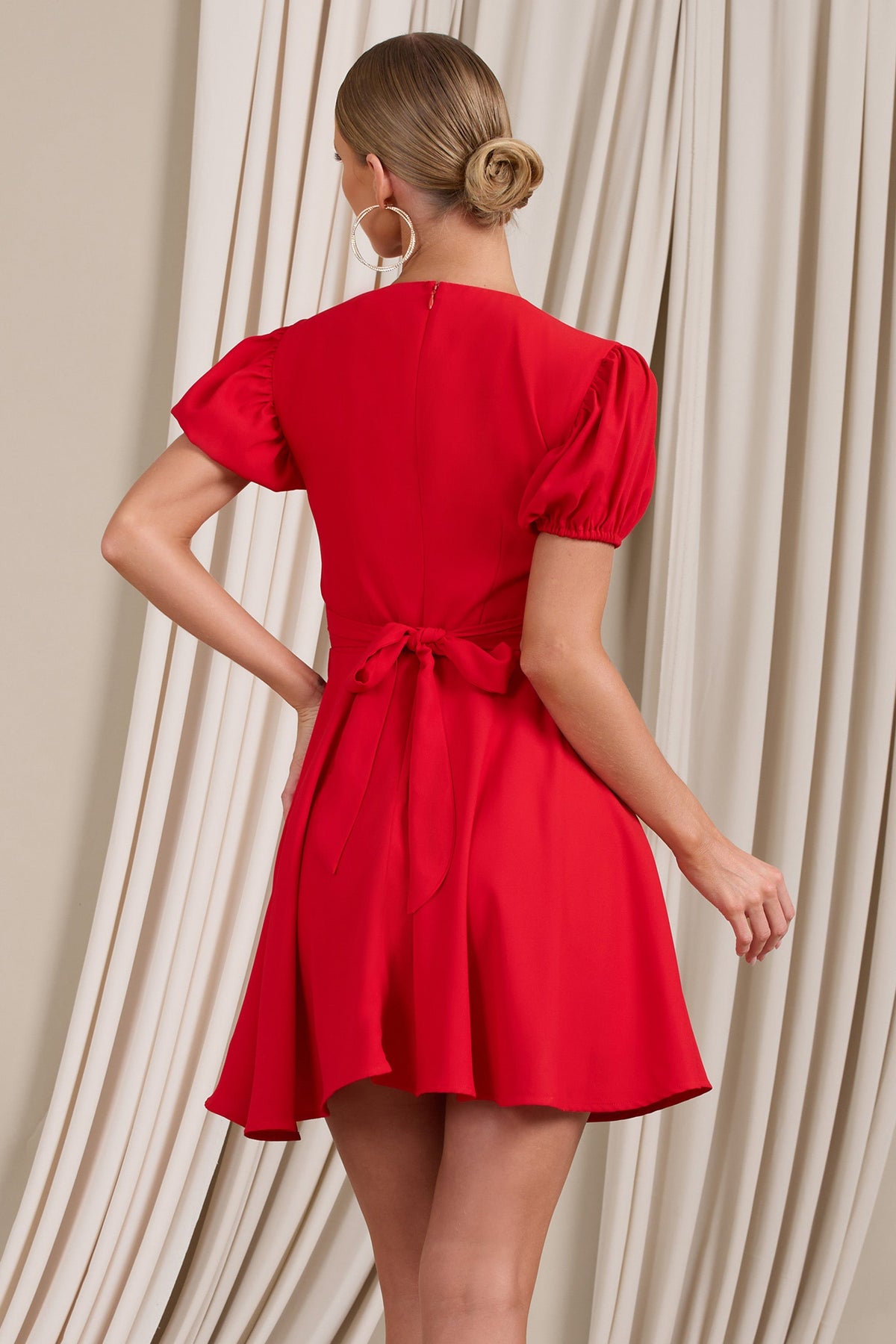 Si Si | Red V-Neck Puff-Sleeved Buttoned Mini Dress