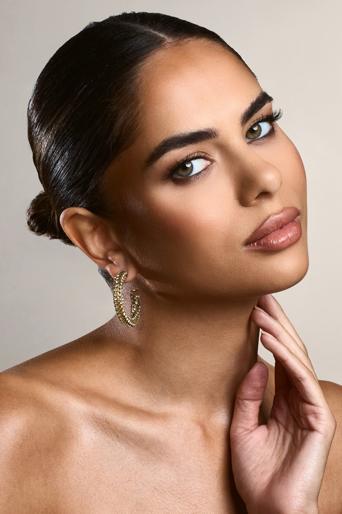 Ebony | أقراط حلقية ذهبية مكتنزة مُطعمة بالماس