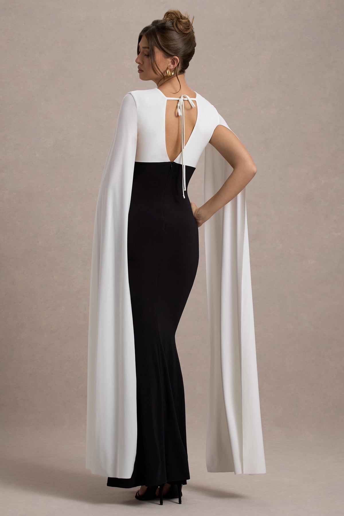 Grace Kelly | Black & White Plunge-Neck Maxi Dress With Cape Sleeves